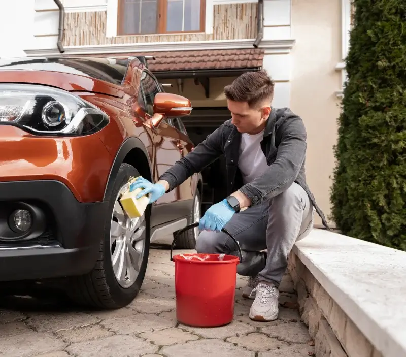Lavage auto à domicile Nohant-en-Goût : professionnel intervenant sur un véhicule